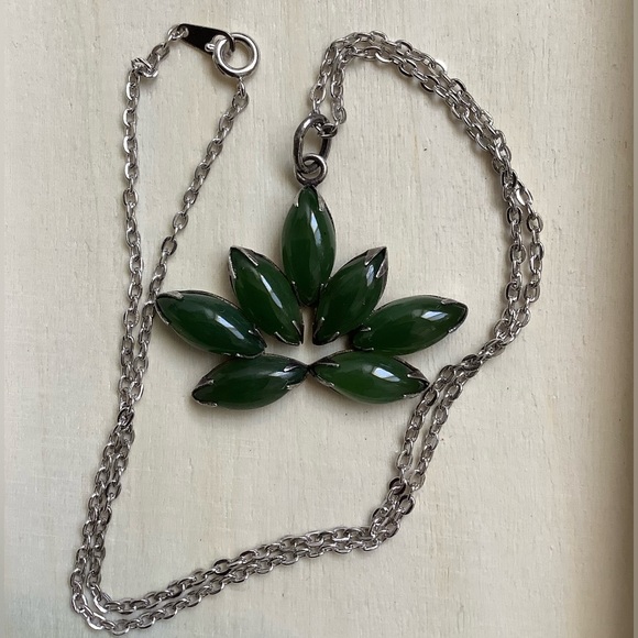 New vintage jade lotus or leaf large statement pendant necklace - Picture 2 of 16